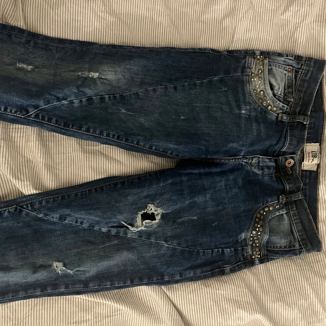Blå jeans med nitar från LTB