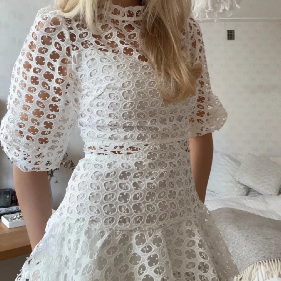 Vit spetsklänning med volanger - 2