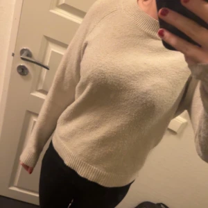 Beige stickad tröja - Stickad tröja från Vero Moda. Pris kan diskuteras!