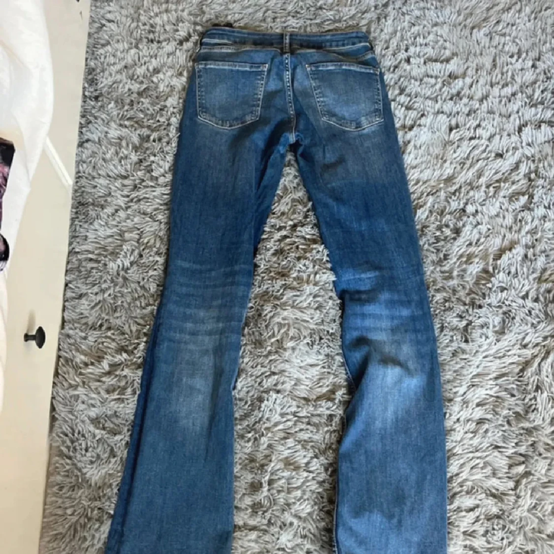 Blå bootcut jeans  - 2
