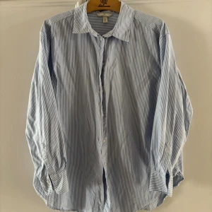 Skjorta - Säljer en blå/vit randig skjorta från H&M Den har två mindre små fläckar på framsidan som inte syns så tydligt och en lite mer tydlig inifrån skjortan Men annars i mycket bra skick  Stl M