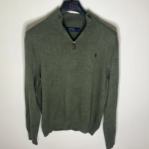 Grön stickad tröja från Polo Ralph Lauren - Snygg grön stickad tröja från RL tyvär har tröjan behövt blivit lagad som man kan se men det är skräddarsytt och ser inte så dåligt ut och det ligger på kanten så det syns inte överdrivet mycket därav lägger jag ett schysst pris, 100% bomull , frågor/funderingar hör av dig 🤙🏽 