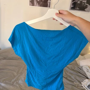 Blå topp med öppen rygg - Sitter hårdare runt midjan och öppen rygg, använd enstaka gånger