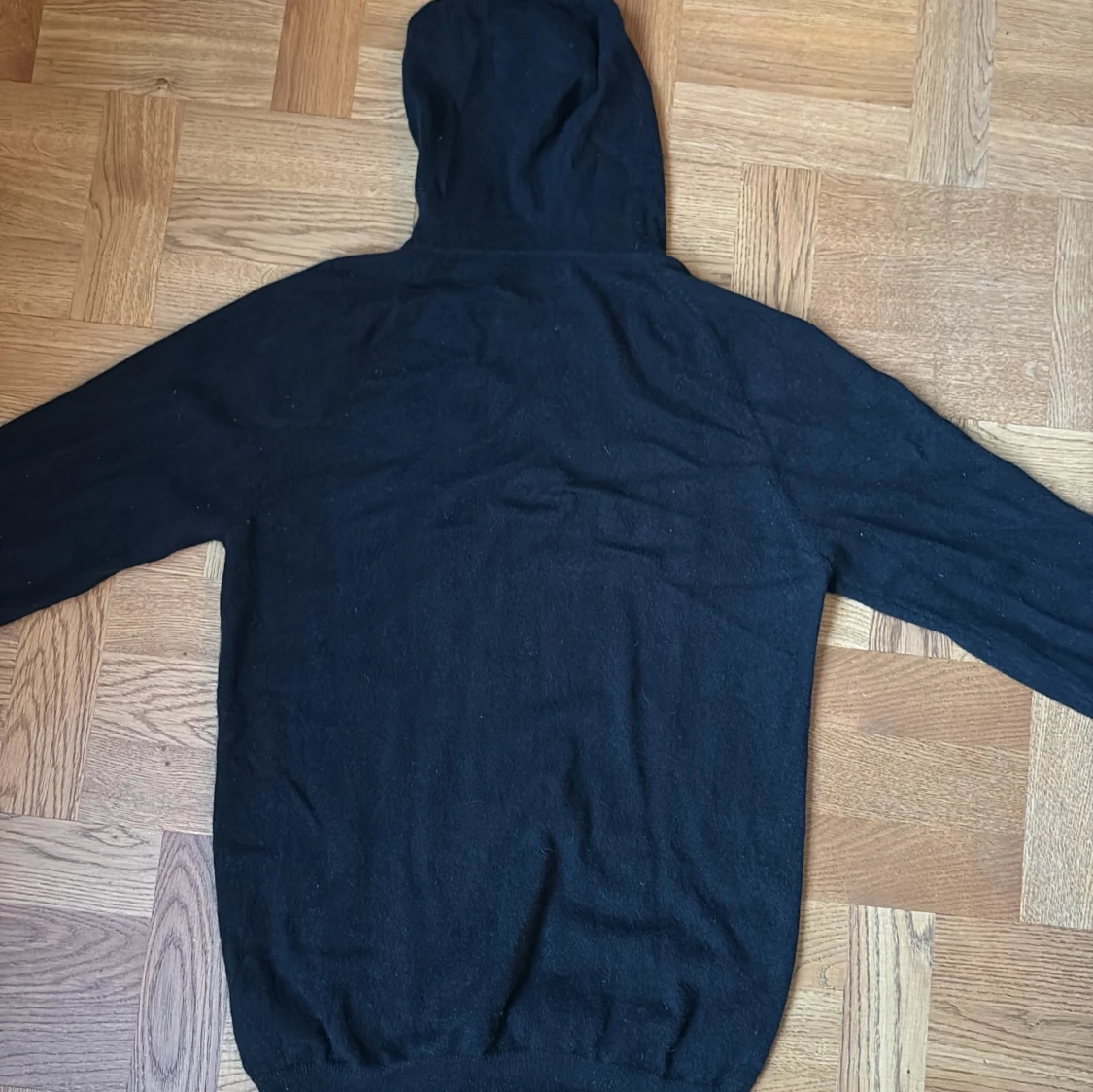 Svart hoodie i kashmir från Davida - 2