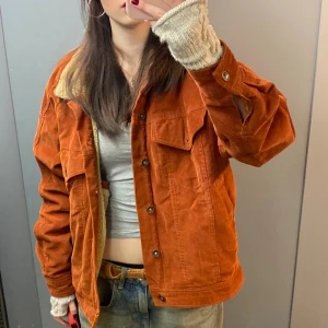 Rustbrun manchesterjacka med teddykrage - Säljer en rustbrun jacka i manchester med mjuk teddykrage. Jackan har två stora bröstfickor med knappar och knappstängning framtill. Perfekt för dig som gillar chill och retrovibe. Passar dig som vill ha en loose fit och cool look. Pris kan diskuteras.