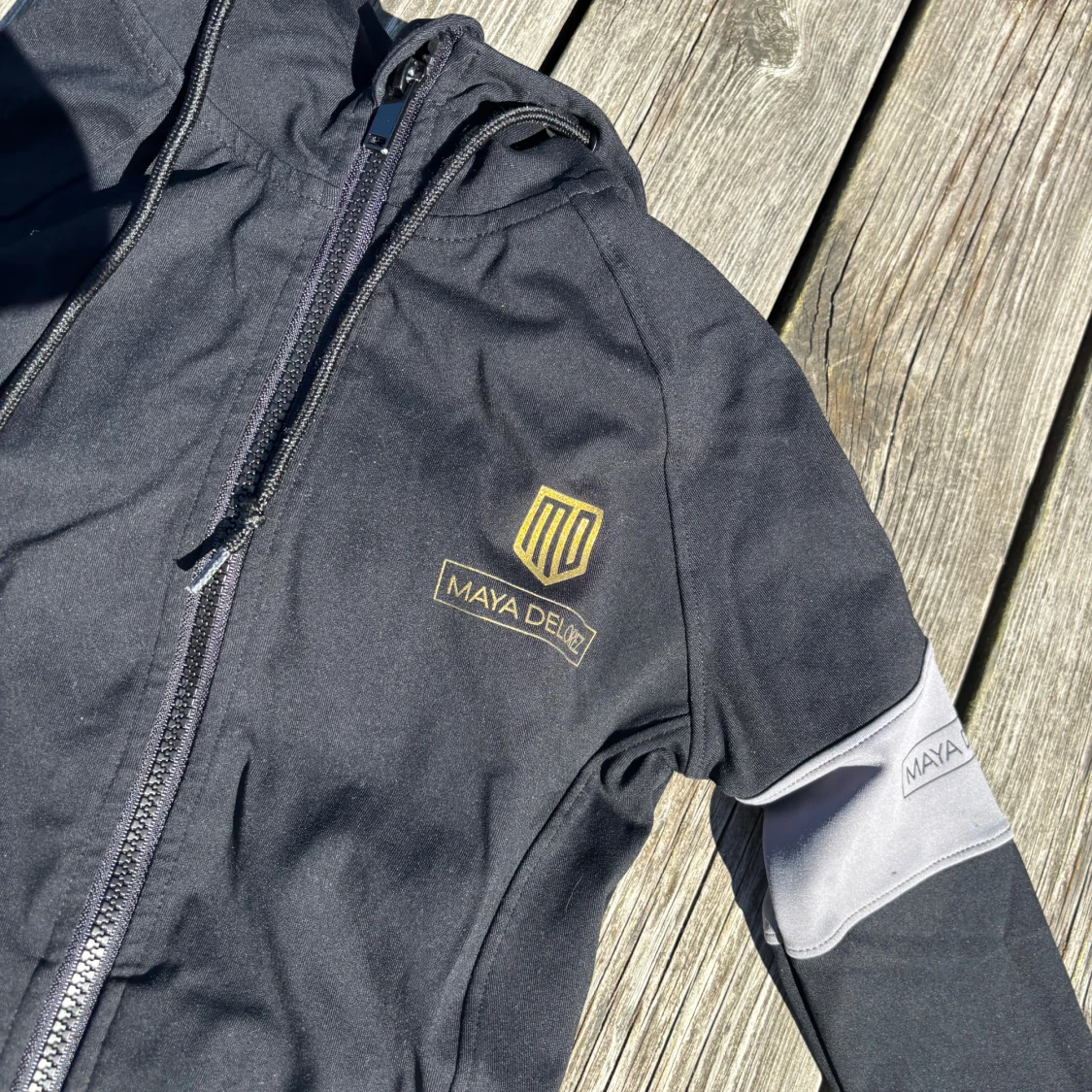 Svart hoddie från Maya Delorez