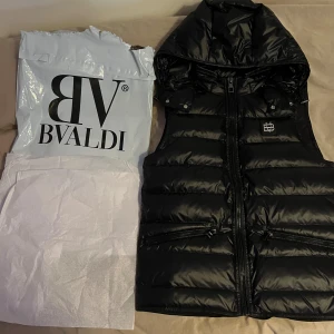 Bvaldi Väst - Säljer denna Bvaldi väst då den är lite för stor för mig och kan ej skicka tillbaka. Den är felfri och aldrig använd, endast testad. Denna väst är del av New Season västen som har en förbättrad passform. Kvitto och orderbekräftelse finns såklart✅🙌
