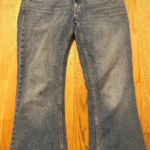 Blå  jeans från lager 157 - Klassiska blå jeans från lager 157. Jeansen har en snygg tvätt och raka ben som blir vidare nedtill. Perfekta för dig som gillar en retrostil och vill ha ett par jeans som sticker ut lite extra.