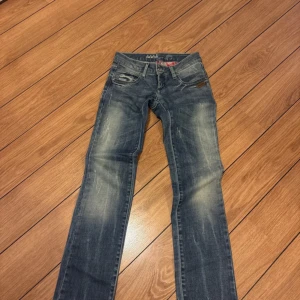 Blå jeans från Gang - Blå jeans från Gang. Jätte fint skick! Midjemått: 32 cm, innerbenslängd: 79 cm