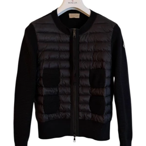 Moncler cardigan  - Moncler cardigan dam svart. Storlek S. Super skick. Pris 4490kr finns att köpa på våran hemsida, Fashionels.com 