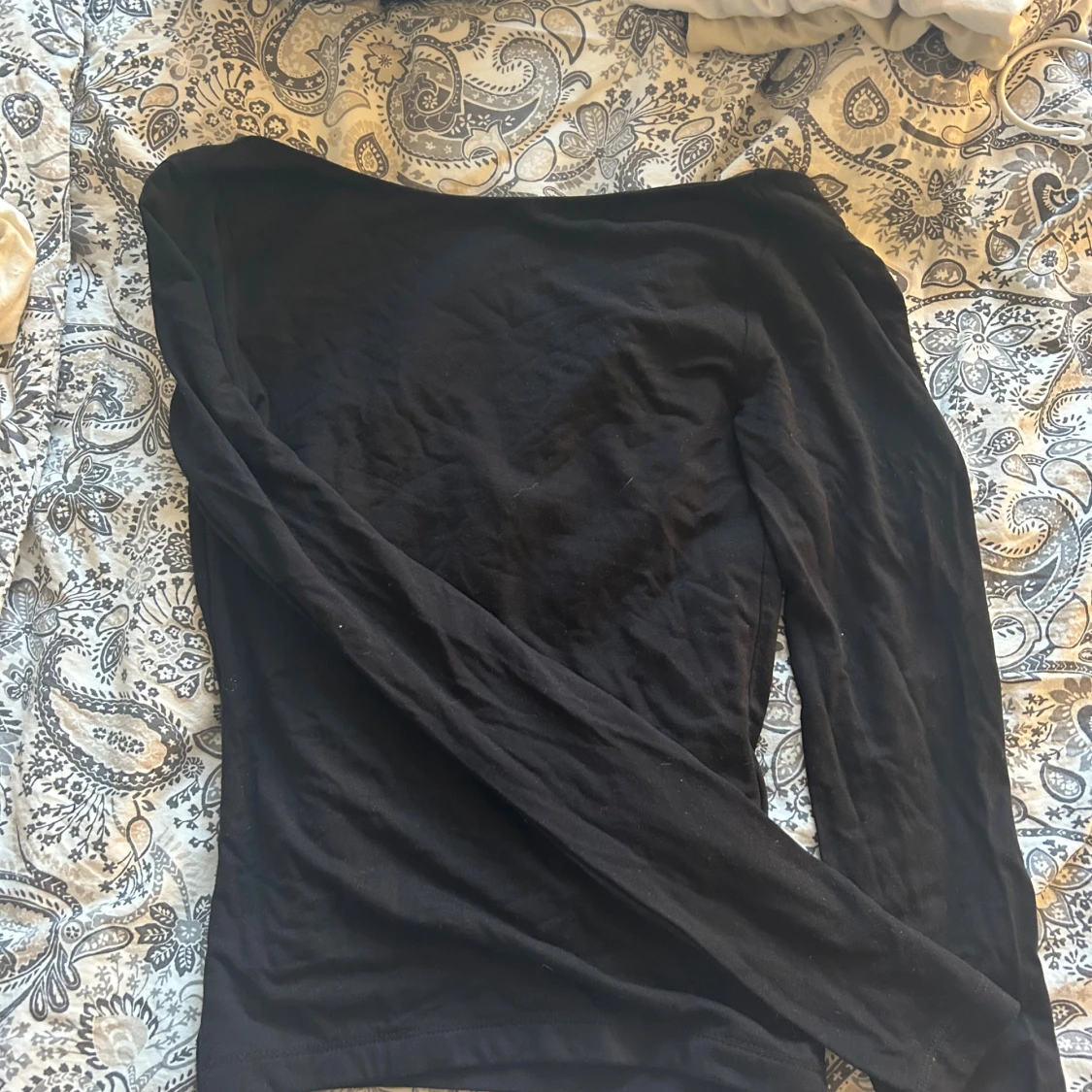 Svart långärmad topp med öppen rygg