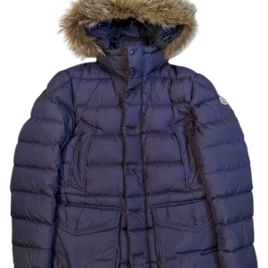 Moncler Cluny parka  - Moncler cluny jacka. Storlek 3 / L. Färg marin blå. Skick 8/10. Pris 5.990kr finns att köpa på våran hemsida, Fashionels.com