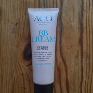 ACO BB Cream Soft Beige - ACO BB Cream i färgen Soft Beige är en återfuktande och mattande 5-i-1 Beauty Balm. Den ger en jämn hudton och är oparfymerad, passar alla hudtyper. Tuben är ljusbeige med blå text och har en praktisk skruvkork.