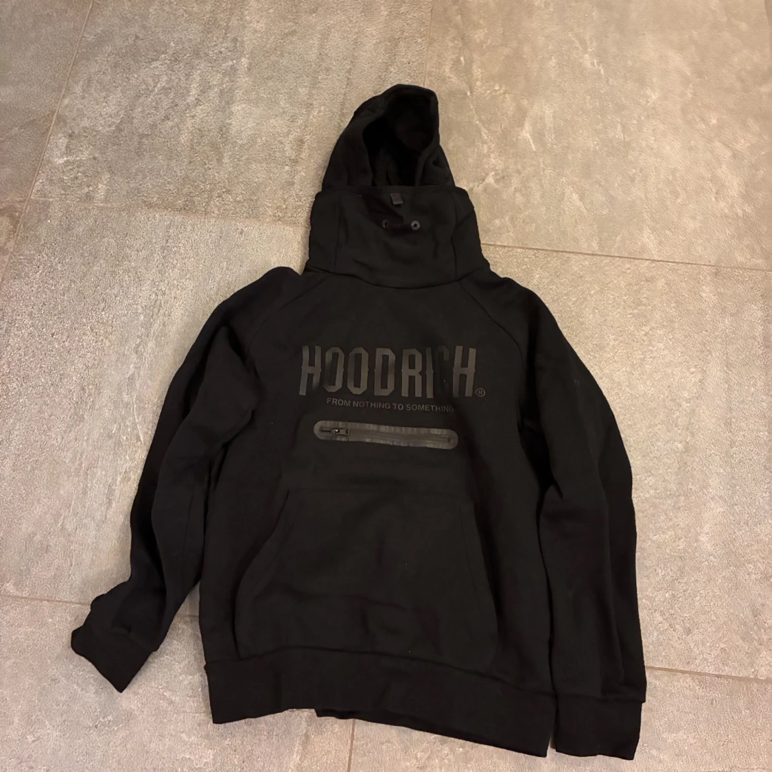 Svart hoodie från Hoodrich