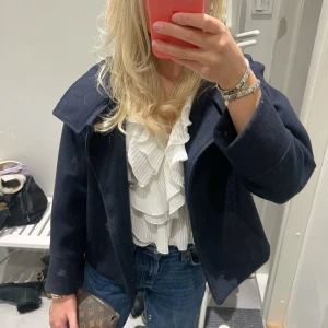 Marinblå kappa - Säljer en jättefin marinblå kappa från Gina Tricot i storlek XS 💙