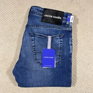Jacob cohën jeans nick slim HELT NYA - Jacob cohën jeans Nick slimW32 brand new, med tags osv.  Fabriks fel  på Jensen som ni ser. Väldigt ny modell, extremt bra jeans. Rekommenderar, äkta såklart ✌️
