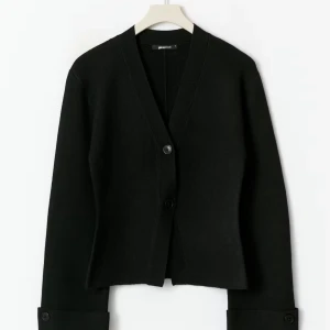 Svart kofta från Gina Tricot - Super fin kofta från Gina. Använd fåtal gånger men som ny i skick. Fler bilder kan skickas💕💞 köptes för 459:-