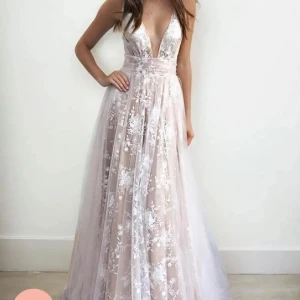 Balklänning  - Balklänning med vit spets/tyll och med ett rosa/beiget undertyg. Klänningen är köpt här på plick men aldrig använd av mig. Den har använts vid ett annat tillfälle. Klänningen är i storlek 36 och från Hebeos. Personen på bild är 170 cm. Vid frågor eller funderingar är det bara att skriva. Priset kan diskuteras💕