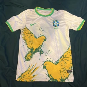 Brasilien tröja - Väldigt stilig Brasilien tröjan för ett billigt pris storlek s