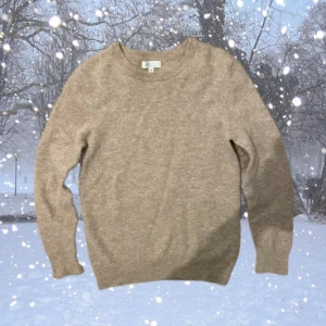 100% merinoull tröja - Mjuk och lyxig beige tröja från ( Gardegrish ) i 100% merinoull, perfekt för dig som gillar stilrena och sköna plagg med exklusiv känsla. Nypris [ 1000kr ] st Xxs