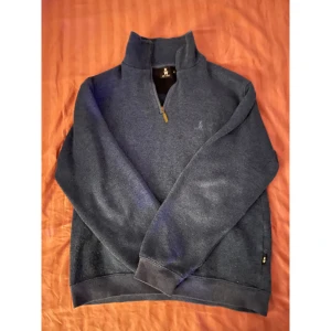 Half-zip - Snygg mörkblå half-zip från märket ”W” helt okej skick, 6/10 storleken är S