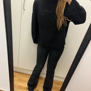 Svart polotröja från Bikbok - Svart polotröja från Bikbok i storlek S. Tröjan har en hög krage, lång ärm och är stickad i mjukt material. Passformen är loose och modellen är lite croppad, vilket ger en chill och modern vibe. Perfekt för lager-på-lager under kyliga dagar.