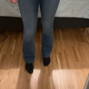 Blå low-rise bootcut jeans Hollister - Snygga blå jeans från Hollister med låg midja och bootcut-ben. Storlek är mellan XS-S. Jeansen är helt nya använda 2 ggr inge mer! Pris går att diskuteras! Köpta för 700kr 🫶🏼❤️