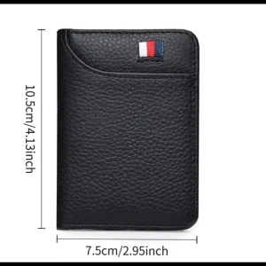 Svart skinnplånbok med kortfack - Slimmad svart plånbok i skinn med flera kortfack och stilren design. Plånboken har en liten detalj med röd, vit och blå färg upptill. Perfekt storlek för att ha med sig överallt och håller dina kort organiserade.