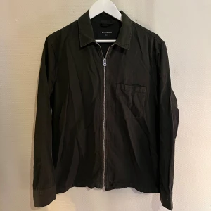 A Days March Overshirt med dragkedja  - Säljer denna sjukt snygga Overshirten från A Days March⭐️ Färgen är mörkgrön och storleken är M✅ Den har inga defekter och skicket är utomordentligt🙌🤝 Sjukt najs passform och passar perfekt till hösten🍁🙌 Tveka inte på att höra av er dig vid minsta fråga eller fundering😊