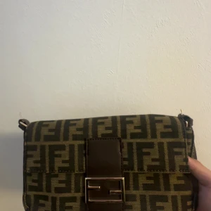 F Väska - F väska: 2 band du kan justera 