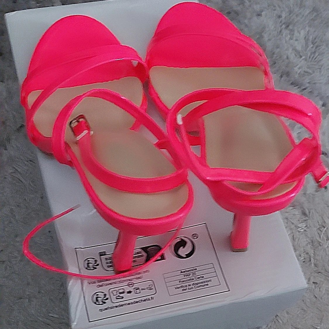 Neonrosa sandaler med klack och remmar - 4