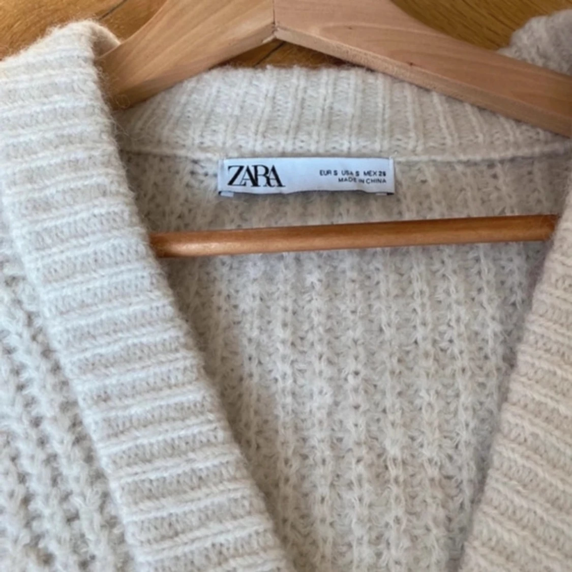 Beige stickad kofta från Zara - 2