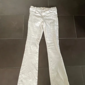 Vita bootcut jeans från ONLY, stl 158 - Snygga vita jeans från ONLY i storlek 158. Jeansen är bootcut. Materialet är mjukt och bekvämt. Har inte används.