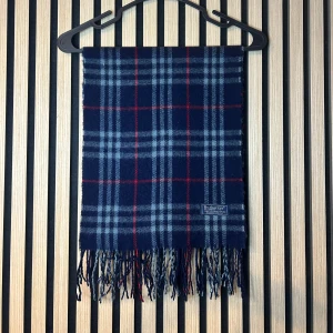 Burberry halsduk  - Mörkblå rutig burberry halsduk | Skick 9/10 | Hör gärna av dig vid minsta fundering😊