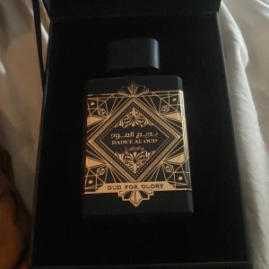 Lattafa oud for glory 100ml - Badee Al Oud 'Oud For Glory' från Lattafa, Eau de Parfum, 100ml. Snygg förpackning med lyxig design. Tillverkad i U.A.E. Perfekt för dig som vill sticka ut med en unik och trendig parfym. Typ helt ny andvänd 5 gånger max så den är helt ny typ gillade inte hur den luktade för den passar inte mig