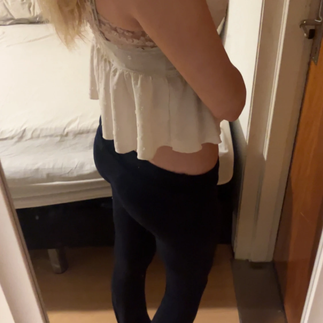 Vit volangig linnetopp med spets - 2