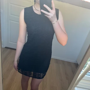 Svart festklänning - Svart festklänning med stenar vid bysten. Perfekt klänning för jul och nyår. Helt ny med prislapp. Kolla gärna in mina andra annonser och lägg gärna bud på bundle🫶