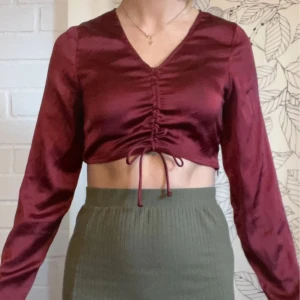 Röd silkes topp - Röd silkes topp från Pieces i storlek S, fint skick🌸 Den har en pytteliten fläck som syns på sista bilden  Kolla gärna in mina andra artiklar också för lite bundle-rabatt😊