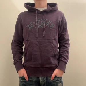 Hilfiger denim hoodie  - Modellen är 176 och väger 60 för referens. Skriv vid ytterligare frågor eller funderingar🤝