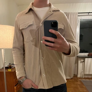 Beige Dobber Overshirt  - Säljer denna sjukt snygga Overshirten från Dobber⭐️ Färgen är beige och storleken är S✅ Den har inga defekter och skicket är utomordentligt🙌🤝 Sjukt najs passform och passar perfekt till hösten🍁🙌 Tveka inte på att höra av er dig vid minsta fråga eller fundering😊