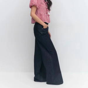 Ginatricot high and wide tall jeans - Ett de slutsålda mörkblå jeansen från gina i tall-modell. De är högmidjade och har extra långa ben, perfekt för er som är lite längre. Jag är själv 177 cm och längden sitter perfekt. Tyvärr har de inte använts pga jag redan har ett nästan likadant par. Nypris 499 kr och är köpta för 3 veckor sedan. Skriv för fler bilder eller mer info 🩷