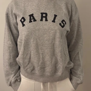 Grå sweatshirt  - Grå sweatshirt i storlek xs. Tröjan är i mycket bra skick och använd fåtal gånger. Hör av dig vid frågor eller andra funderingar. 💗
