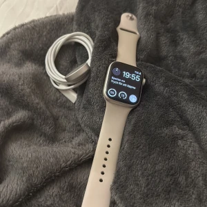 Apple watch serie 7 - Apple watch series 7 i nyskick, ancänt kanske 1 månad totalt. 45MM. GPS