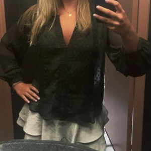 Beige volangkjol från Zara - Superfin kjol från zar med Inbyggda shorts under!