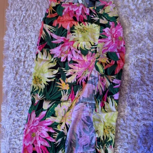 Blommig långkjol med slits - Utan prislapp men oanvänd 