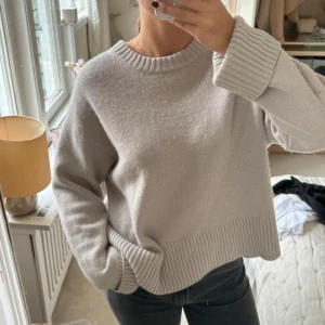 Kashmir tröja - Säljer en otroligt fin beige kashmir tröja med breda ribbade muddar vid ärmslut och nederkant. Storlek xl men passar mindre också, jag brukar va M