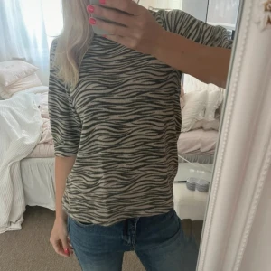 Beige zebramönstrad tröja - snygg trekvartsärmad tröja i zebra mönster🦓🦓