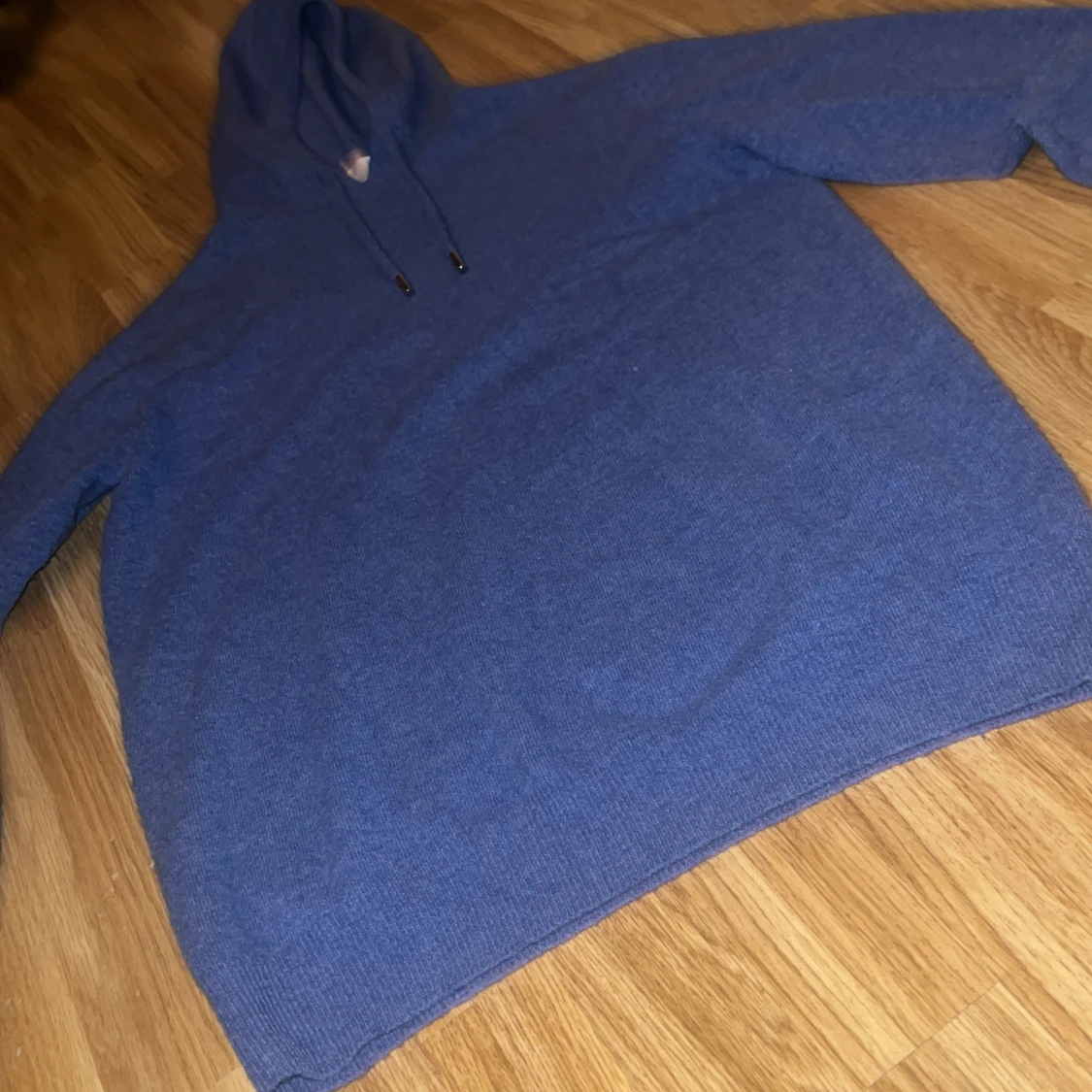 Blå stickad hoodie med huva - 1