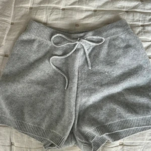 Kashmirshorts  - Mysiga ljusgrå kashmir shorts från Soft Goat 