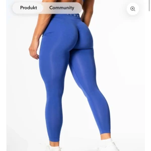 Blå leggings med hög midja - Snygga blå leggings med hög midja och tight passform. Perfekta för träning eller chill, tillverkade i stretchigt syntetmaterial som sitter skönt och formar kroppen. Enkel design utan mönster eller detaljer, passar dig som gillar sportig stil.De har använts väldigt mycket men ser så gott som nya ut.Pris kan diskuteras.